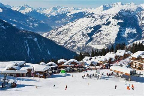 Situי dans le quartier calme des Demoiselles de la station des 2 Alpes, ce duplex cabine de 6 piטces peut accueillir jusqu'א 10 personnes. Il offre deux chambres avec lits doubles et trois avec deux lits simples. La cabine comprend יgalement deux sal...