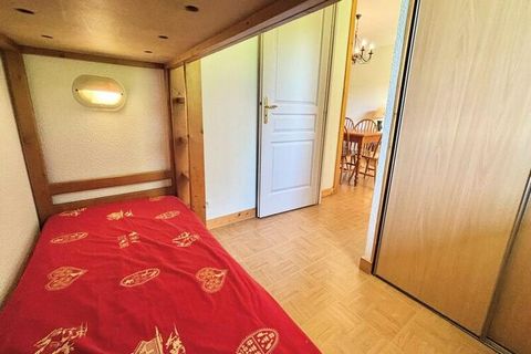 Apartament ten położony jest na poziomie ogrodu rezydencji (wejście znajduje się na drugim piętrze) i składa się z pokoju dziennego z rozkładaną sofą (dwa pojedyncze łóżka), wyposażonej kuchni otwartej na jadalnię i salon, pierwsza sypialnia (mniej n...