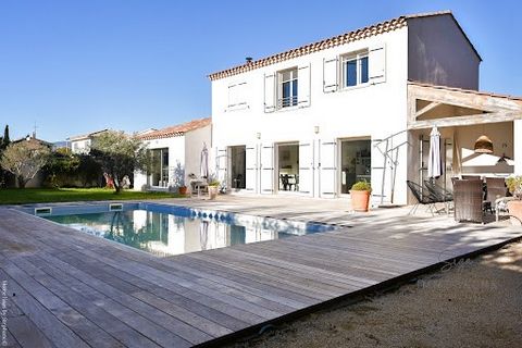 EXCLUSIVITY! In absolute calm, discover these 2 villas T4 + T2 built in 2015. In the main villa, on the ground floor, you will find a beautiful 38m2 living room flooded with light, with underfloor heating and a wood stove, as well as an open kitchen ...