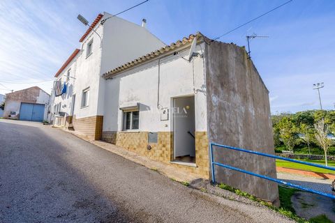 Découvrez cette charmante villa mitoyenne d'une chambre à coucher à Bensafrim, un village tranquille et historique situé à 8 km de Lagos. D'une surface brute de 60m2, cette propriété bénéficie d'un emplacement central et pratique avec vue sur le parc...