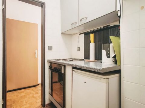 Die Lage im Dachgeschoss verleiht dem Apartment Gemütlichkeit und besonderen Charakter. Das Apartment ist insgesamt ca. 35 groß und besteht aus einem Wohnzimmer, Schlafzimmer, dem Badezimmer mit WC und Badewanne sowie einer kleinen separaten Küche. E...