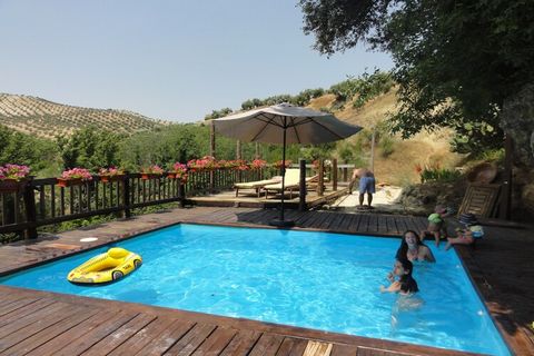 Ländliches Bauernhaus am Ufer eines Flusses voller Fische in einem reichen grünen Bereich. Dieser Hof war mehr als vor einem Jahrhundert, ein altes Gasthaus für die Reisenden, die Algarinejo durch die 