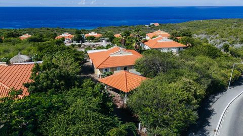 Villa 1036 ist eine modernisierte Villa in Las Verandas mit schönem Meerblick, einem geräumigen Grundstück und perfekter Wartung Wenn man die Einfahrt des Grundstücks 1036 in Coral Estate hinauffährt, fällt sofort der großzügige Charakter der Gärten ...