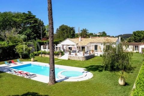 Elégante villa provençale de plain-pied située dans le secteur calme, prisé et résidentiel de de Super Cannes, à une dizaine de minutes de la Croisette. Elle offre une belle vue sur la mer et les montagnes et un terrain plat de 1 903 m². La propriété...