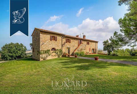 Immersa nel verde della campagna toscana, è in vendita questa villa dalla superficie di 560 mq dal quale si può ammirare una splendida vista panoramica su colline e boschi di Livorno. La proprietà è circondata da 3500 mq di terreno dove si trva una b...