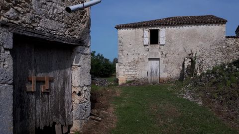 In the centre of a small village 10 min from Montaigu de Quercy, house on 2 levels with independent garage and plum dryer. There is connection to public networks (water and electricity) a few meters away and mains drainage is available. On a plot of ...