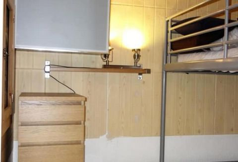 Cet appartement de 26 m² offre un espace confortable et bien équipé, parfait pour les petits groupes ou les familles. La chambre dispose d'un lit double (160 x 200) et d'un lit simple, tandis que le séjour propose un canapé lit (160 x 200) et une tél...