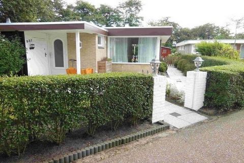 Vrijstaande, smaakvol ingerichte bungalow (60 m²) aan de rand van het park! De bungalow is van alle gemakken voorzien. Je zult er een heerlijk vakantie in doorbrengen! Gezellige woonkamer Woonkamer (16 m²) met open haard, kleuren t.v. (100 Ø) met sat...