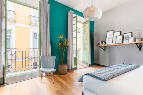 Located in Málaga. Charming 4 bedroom apartment for sale located in a historical building. This spacious property features 4 bedrooms and offers a great layout for renovation. One of the notable features of this apartment is its high ceilings, which ...