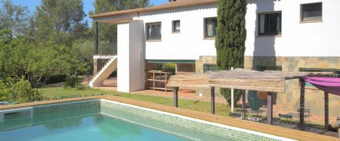 Nice detached house located in a natural environment, very close to the main beaches of the Costa Brava. Located between the towns of Begur (4 km) and Tamariu (2 km), it has a total of 390 m2 built on a plot of 12,000 m2. The house is distributed on ...