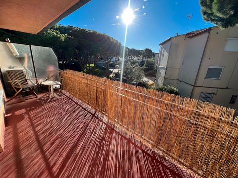 Practical apartment located on the second and top floor of a building without elevator in the area of La Gramoia, in S'Agaró, located in a very quiet area about 800 meters from the center and the beach. It is distributed in an entrance hall, living-d...