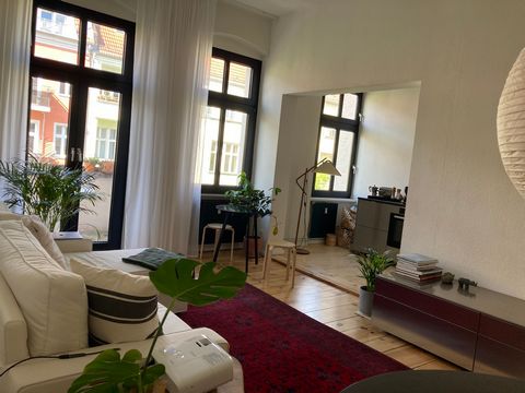 A fully-furnished and centrally-located flat located in Sonntagstr. in Friedrischain, a lively area with plenty of cafés, restaurants, bars, and supermarkets (including one of the very few that is open on Sundays!). The flat is very bright on the 3rd...