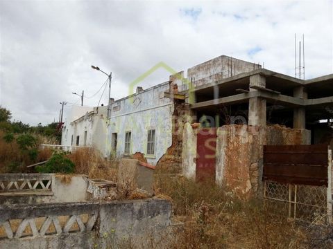 Traditionelle Algarve-Villa und Ruine mit Potenzial in ruhiger Lage. Städtisches Anwesen, bestehend aus zwei städtischen Objekten, in Vale de Gralhas gelegen, mit einer Gesamtfläche von 475 m², davon 120,32 m² überdachte Fläche und 354,68 m² nicht üb...