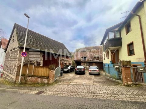 The building plot covers an area of 900 m² and offers a significant opportunity for the development of a new residential project. The old building on the property can be demolished, as a corresponding demolition permit has already been issued. This o...