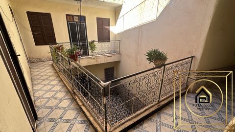 FJ Agencia Marruecos ofrece a la venta este Riad de casa para reformar en melkia, con una superficie construida de unos 100 m², en uno de los distritos de la Medina de Marrakech, distrito del palacio de Bahía, Idealmente ubicado, cerca del palacio re...