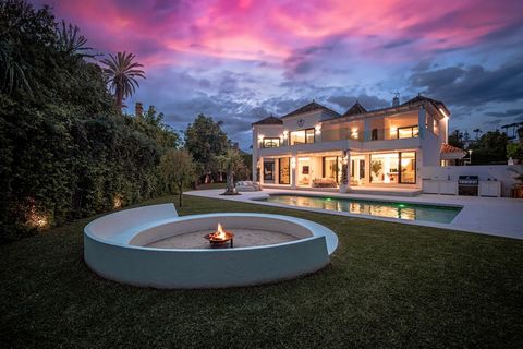 Imagine waking up every morning to the sun-drenched tranquility of this Villa , where luxury meets lifestyle in the heart of Nueva Andalucia's prestigious Parcelas del Golf. This three-level family haven, newly refurbished in 2023, marries classic Me...