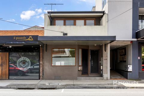 Cette maison de ville unique et polyvalente de 2 chambres offre le mélange parfait de vie confortable et de potentiel commercial. Situé à la périphérie de Northcote, il se trouve à quelques pas des boutiques animées, des cafés et des transports en co...