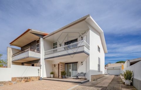 Villa met 4 slaapkamers met garage, 2 keukens, een ENORME buitenruimte en met verschillende bijgebouwen. Slechts 1 km (minder dan 10 minuten lopen) van het strand en het treinstation van S. João do Estoril Kom en bekijk deze villa gelegen in een rust...