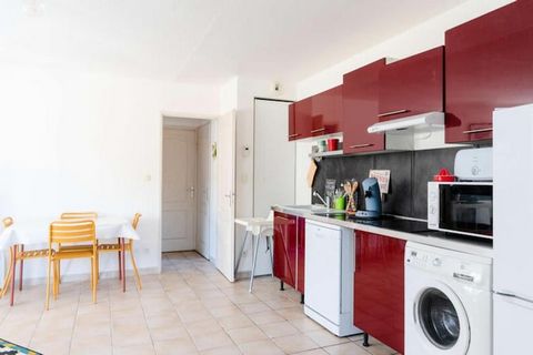 Dit T2-appartement op de begane grond is geschikt voor maximaal 4 personen en is ideaal voor gezinnen. De woonkamer is voorzien van een slaapbank, tv met Franse zenders en een eettafel voor 4 personen. De aparte slaapkamer is ingericht met een tweepe...