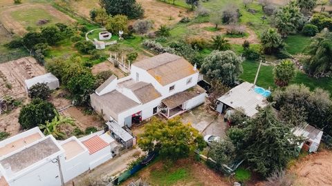 Situada entre Olhão y Fuzeta, al sur de la EN125, y a unos 200 metros de la Ría Formosa, encontramos esta villa de 1970, con 94,4 m² de superficie urbana construida. Dispone de varios compartimentos que se reparten por toda la vivienda, en un total d...