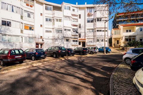 Located in one of Cascais' most sought-after residential neighborhoods, this ground-floor apartment is perfect for those who value comfort, security and tranquility. The privileged location offers proximity to public transportation, local shops, scho...