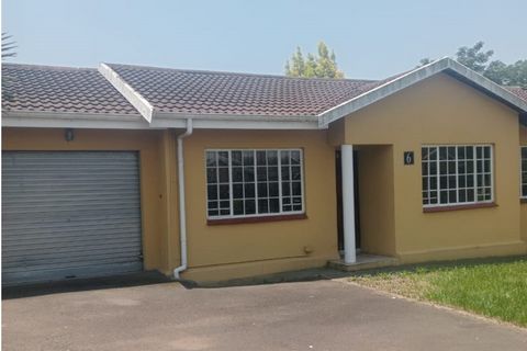 Ontdek uw droomhuis bij Riverview Mews in de gewilde wijk Lincoln Meade, Pietermaritzburg, KwaZulu Natal, Zuid-Afrika! Dit prachtige huis met 3 slaapkamers en 2 badkamers is nieuw op de markt en biedt een ongeëvenaarde levensstijl in een levendige ge...