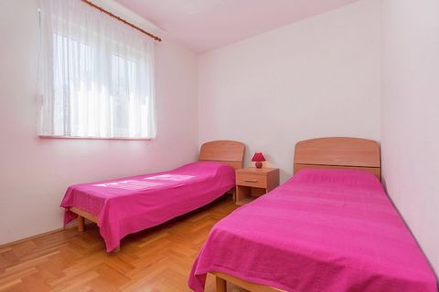 Ten klimatyzowany apartament mieści się w nowoczesnym budynku z sześcioma mieszkaniami w Premantura, blisko chronionego parku przyrody Kamenjak. W apartamencie są dwie sypialnie, jedna z podwójnym łóżkiem i jedna z dwoma pojedynczymi łóżkami. Pokój d...