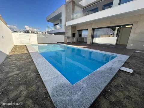 Excellent 4+1 bedroom semi-detached villa with swimming pool, located in Sobreda. In a brand new area, surrounded by recent villas, 2 minutes from Fórum Almada, 15 minutes from Lisbon and very close to the famous beaches of Costa da Caparica, we find...