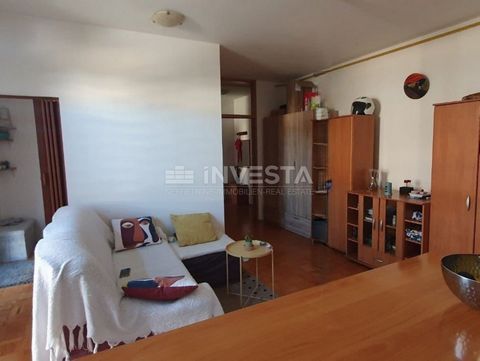 Location: Istarska županija, Pula, Centar. Pula center, apartment on high ground floor with parking In a peaceful part of Pula, close to the city center, a well-maintained and functional apartment on the high ground floor of a residential building is...