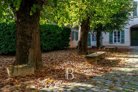 EXCLUSIVITY - SAINTE FOY LES LYON - Just ten minutes from Lyon, in the heart of an unspoilt, lively village, this former convent, divided into flats, offers you the peace and quiet of a very privileged setting. As soon as you arrive, you'll be seduce...