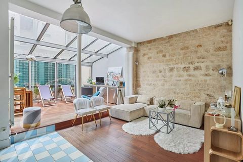 Exclusivity. In the heart of Montmartre, within a charming 19th-century building, this delightful ground-floor apartment opens entirely onto a lushly landscaped courtyard. Offering 77 m² of living space (61.71 m² under Carrez law) and boasting a 13.5...