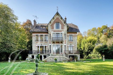 Diese prächtige Villa in Parmain, Frankreich, bietet auf 255 m² Wohnfläche ein luxuriöses Ambiente und modernen Komfort. Mit 11 Zimmern, darunter 6 geräumige Schlafzimmer, ist sie ein idealer Rückzugsort für Familien. Der gemütliche Kamin im Wohnzimm...