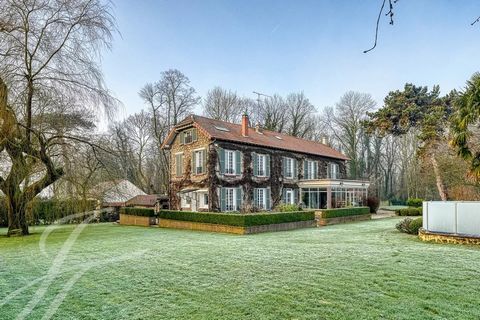 In the commune of Férolles Attilly, just 40 km from the center of Paris, John Taylor presents a magnificent property comprising a main house, a janitor's cottage, two garages and a heated swimming pool with pool house, all set in 7,000 m2 of landscap...