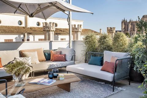 Located in one of the best areas of Old Town Palma, this building offers three individual apartments in a beautiful restored historical building. The entire building has undergone a complete restoration incorporating underfloor heating, central A/C, ...