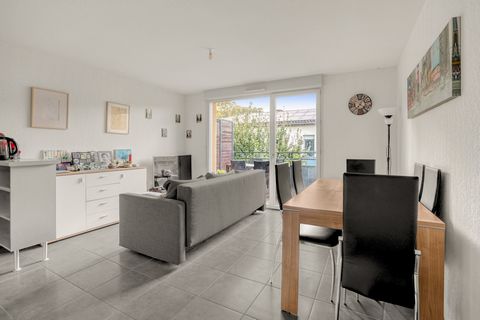 En exclusivité ! Venez découvrir cet appartement T2 de 43 m2 au 2eme et dernier étage d'une résidence sécurisée, récente et calme à Castanet ! L'appartement très lumineux se compose d'une entrée avec placard, un séjour avec cuisine ouverte donnant su...