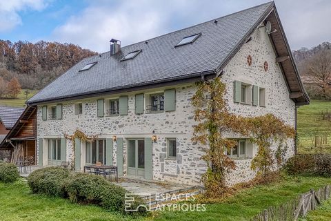 Located in a quiet valley near Cruseilles, this renovated farmhouse offers a potential of nearly 262 m2 of living space on three levels. It develops on a plot of about 1943 m2 bordered by a charming stream. The beautiful volumes, the beautiful lumino...