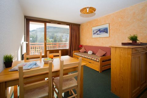 The studio in Les Deux Alpes has capacity for 4 persons. Accommodation of 30 m² homely and is very light, located on at the foot of the ski slope, It has mountain. The property is located 50 m ski resort and it is located in a a family-friendly zone ...