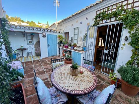 Esta encantadora casa adosada de dos dormitorios ubicada en la más hermosa de Mijas Pueblo es una de las joyas de la Costa del Sol que se enclava cómodamente en la ladera de la montaña a 400 metros sobre el nivel del mar, a unos 9 Km de la costa. Est...