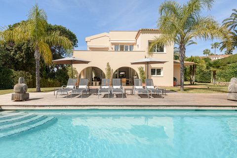 Located in Los Monteros. Beachside 4 bedroom, 4 bathroom classic villa with a private pool located in Los Monteros Playa and less than 300m walk to one of the most prestigious beaches in Marbella and the newly opened Dolce and Gabbana Beach Club.. Th...