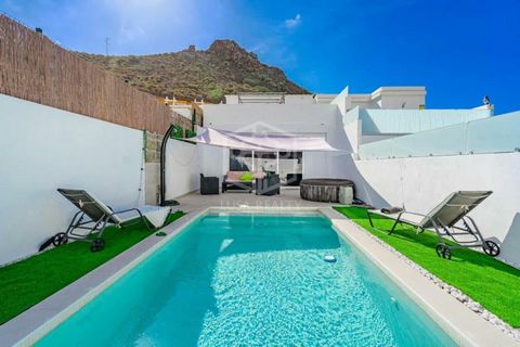 Exklusive Villa in Roque del Conde, Torviscas Alto. Diese moderne und helle Villa befindet sich in der exklusiven Gegend von Roque del Conde, in Torviscas Alto, und bietet eine perfekte Kombination aus Komfort, Stil und atemberaubender Aussicht. Haup...