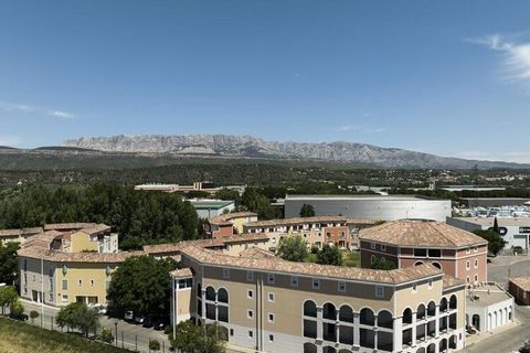 Gelegen aan de voet van Sainte Victoire in een bedrijvenpark, ligt de Résidence Garden & Stad Aix-en-Provence Rousset*** ligt op slechts 15 minuten van het centrum van Aix-en-Provence en 40 minuten van Marseille. In het zomerseizoen is er een buitenz...