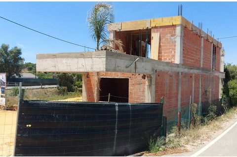 Diese geräumige Familienvilla befindet sich in Santa Catarina Fonte do Bispo, nur wenige Minuten von São Brás, Tavira und Olhão entfernt. Es liegt auch in der Nähe der A22 und des Flughafens Faro, was es seinen Bewohnern ermöglicht, ein ruhiges Leben...