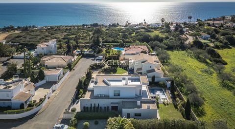 Deze eigentijdse villa biedt een unieke kans om modern, comfortabel wonen te ervaren in een rustige en pittoreske omgeving, perfect gepositioneerd om optimaal te profiteren van de levensstijl van de Algarve. De villa ligt op slechts enkele minuten va...