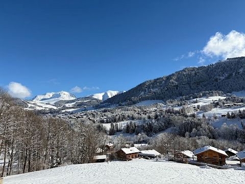 Megève. Sur les Hauteurs en position dominante. Vue Mont Blanc. Secteur calme. Terrain constructible de 1 200m² vendu avec permis de construire pour la réalisation d'un chalet d'environ 400m² habitables. Le permis purgé de tous recours prévoit un cha...