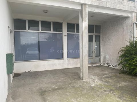 If you are looking for the ideal space to start or expand your business, we have the perfect opportunity for you! Location: Ribeira Grande Area: 111.20 m² Features: Includes WC, excellent internal space, and potential for various types of businesses....