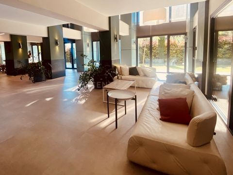 A stunning 1st-floor apartment nestled in the heart of Parekklisia's bustling Tourist Area. Boasting a generous 207 sq.m. layout, this residence offers ample space and comfort. With 4 bedrooms, 3 bathrooms, and an additional WC, it caters perfectly t...