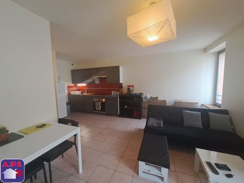 CENTRE VILLE SAVERDUN Bel appartement T2 de 45 m² hab. au 1er étage, comprenant un séjour-cuisine équipée, un cellier, une chambre avec placard, une salle de bains. Chauffage électrique. Proche commodités et gare. DISPONIBLE DE SUITE. Loyer: 443.00 ...