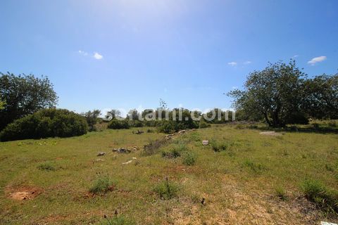 Lote de terreno com 14000 m2 em zona industrial. Ideal para construir um armazém, possui também logradouro. Muito bem localizado, próximo do acesso a A22 e a N125. A vila de Boliqueime, surgiu inicialmente num local mais a sul, atualmente chamado de ...