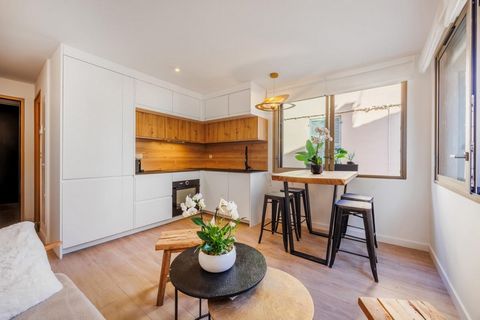 A stone's throw from the port, shops and in the calm of this effervescence. We present this tastefully renovated apartment, located in a refurbished building with elevator. On the first floor, it offers all modern comforts in a bright and warm settin...