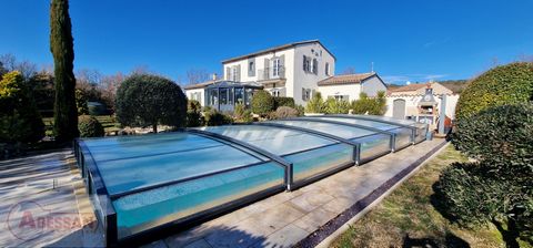 Var 83 in de stad La Verdiere, tussen Manosque en Brignoles, rustig en vrij uitzicht, luxe villa van ruim 200 m2 op bijna 4.000 m2 omheind en aangelegd terrein. Bestaat uit een dubbele woonkamer met open haard, een goed gemaakte ingerichte keuken met...